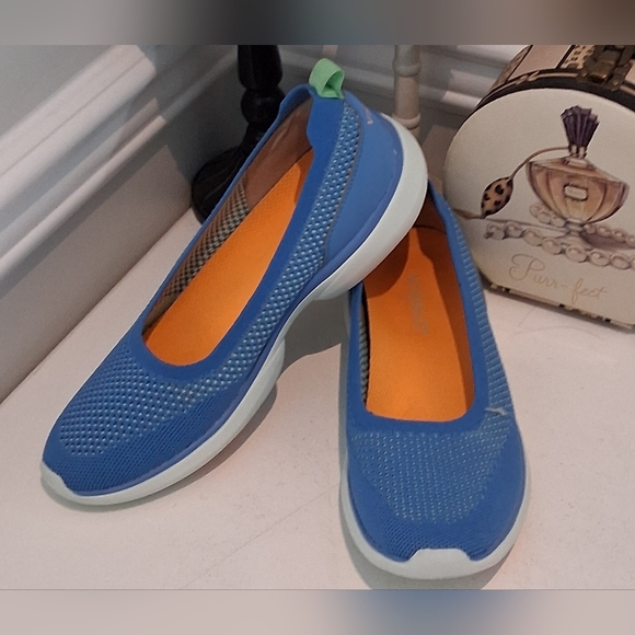 Vionic Blue & White Slip On Sneakers Sz 8.5M Pre-Owned - Picture 1 of 9